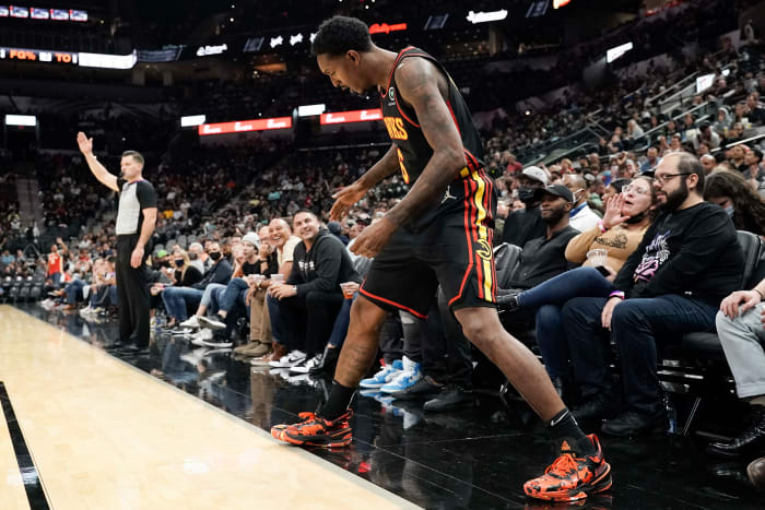 Atlanta Hawks guard Lou Williams wears the PEAK Lou Williams Streetball Master.